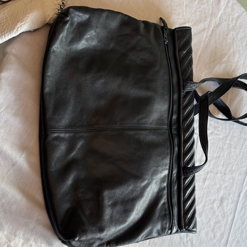 Chic Black Quilted Shoulder Bag - Picture 4 of 7